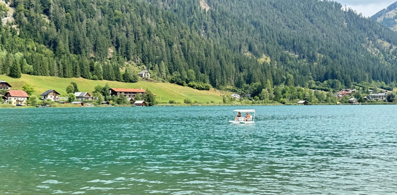 Supmaran je inovativna, prenosna “katamaran” zasnova, ki združuje dve samostojni SUP deski in stabilen okvir v enem kosu opreme. Ideja se je porodila že pred 30 leti, ko je navdihnjeni navdušenec nad windsurfanjem zasnoval prvo preobleko dveh staranih desk v plovilo, namenjeno sproščenim vodnim dogodivščinam