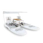 SUPMaRaN je inovativna, prenosna “katamaran” zasnova, ki združuje dve samostojni SUP deski in stabilen okvir v enem kosu opreme. Ideja se je porodila že pred 30 leti, ko je navdihnjeni navdušenec nad windsurfanjem zasnoval prvo preobleko dveh staranih desk v plovilo, namenjeno sproščenim vodnim dogodivščinam.