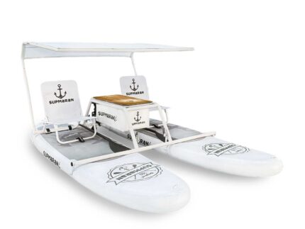 SUPMaRaN je inovativna, prenosna “katamaran” zasnova, ki združuje dve samostojni SUP deski in stabilen okvir v enem kosu opreme. Ideja se je porodila že pred 30 leti, ko je navdihnjeni navdušenec nad windsurfanjem zasnoval prvo preobleko dveh staranih desk v plovilo, namenjeno sproščenim vodnim dogodivščinam.