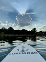 Supmaran je inovativna, prenosna “katamaran” zasnova, ki združuje dve samostojni SUP deski in stabilen okvir v enem kosu opreme. Ideja se je porodila že pred 30 leti, ko je navdihnjeni navdušenec nad windsurfanjem zasnoval prvo preobleko dveh staranih desk v plovilo, namenjeno sproščenim vodnim dogodivščinam