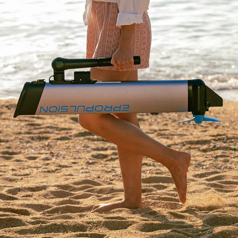 e to sploh mogoče?! Električni motor, ki ga nesete v eni roki, na vodi pa dela prave čudeže ⚡👀